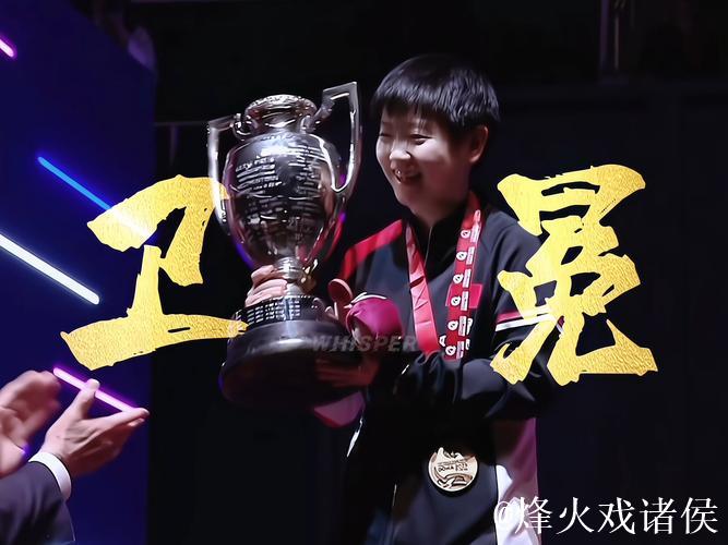 开开心心捧杯，可能是奖杯太重了，下巴还被磕了一下，赶紧揉揉，好可爱