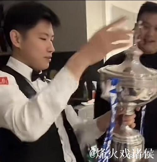 开开心心捧杯，可能是奖杯太重了，下巴还被磕了一下，赶紧揉揉，好可爱